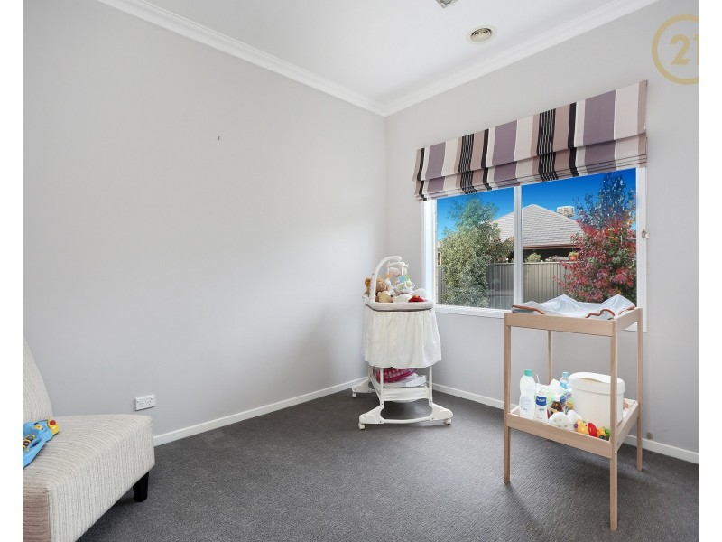 16 Kindred Avenue, Cranbourne North VIC 3977