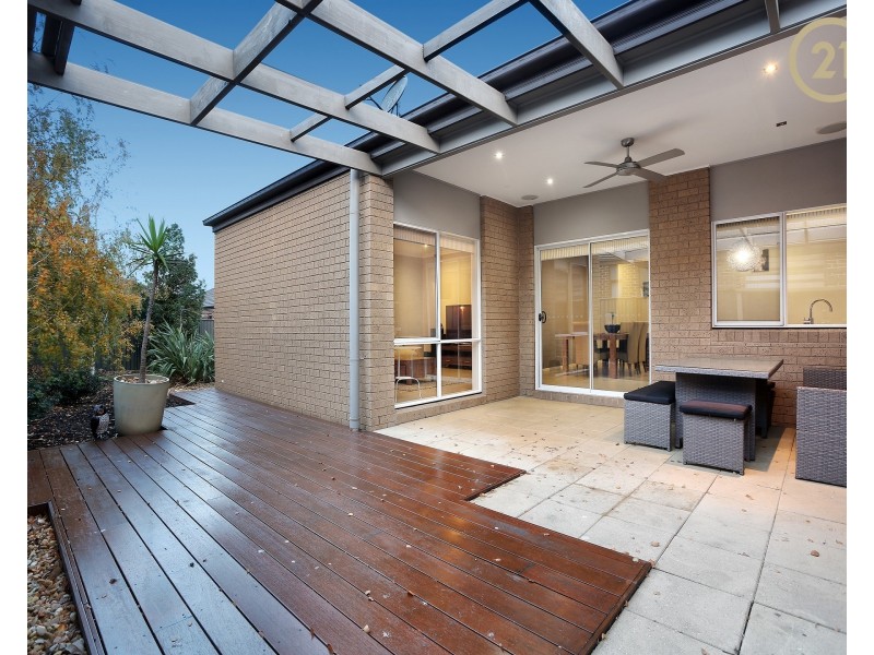 16 Kindred Avenue, Cranbourne North VIC 3977