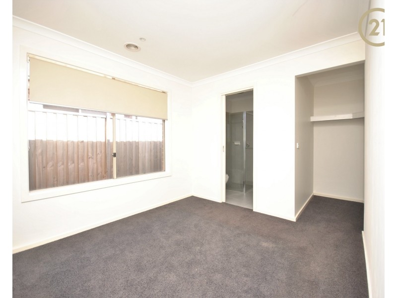 11 Heathcote Grove, Officer VIC 3809