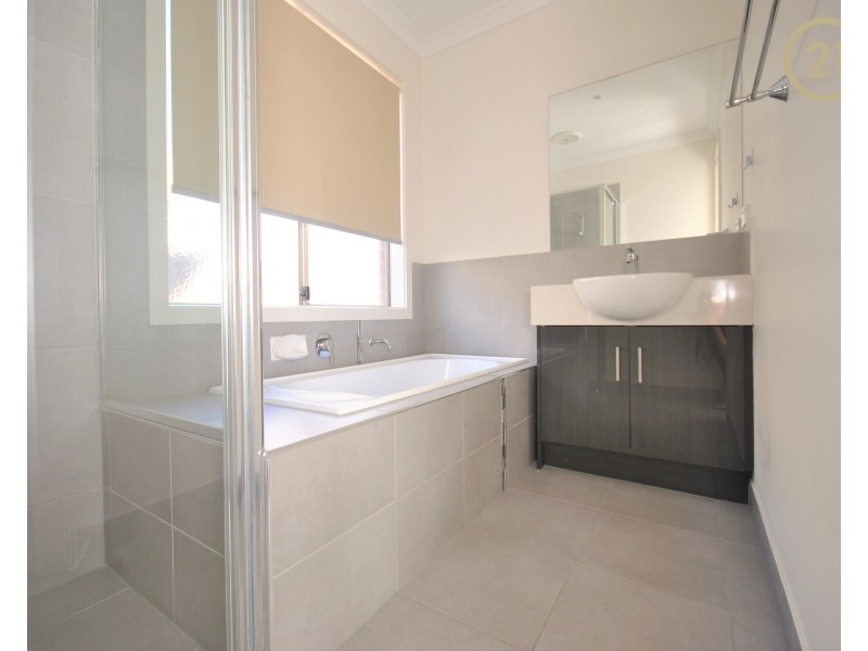 11 Heathcote Grove, Officer VIC 3809