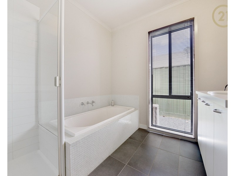 22 Bridgewater Boulevard, Berwick VIC 3806