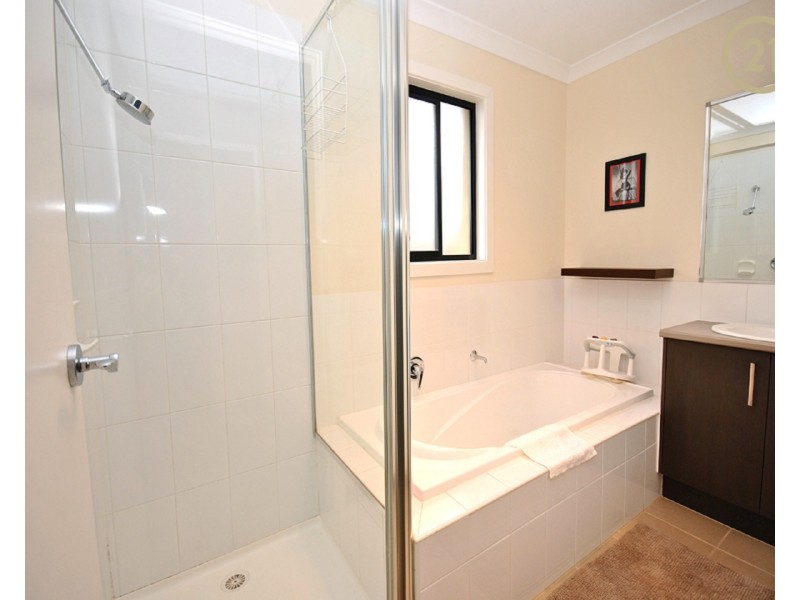 2/59 Fairholme Boulevard, Berwick VIC 3806