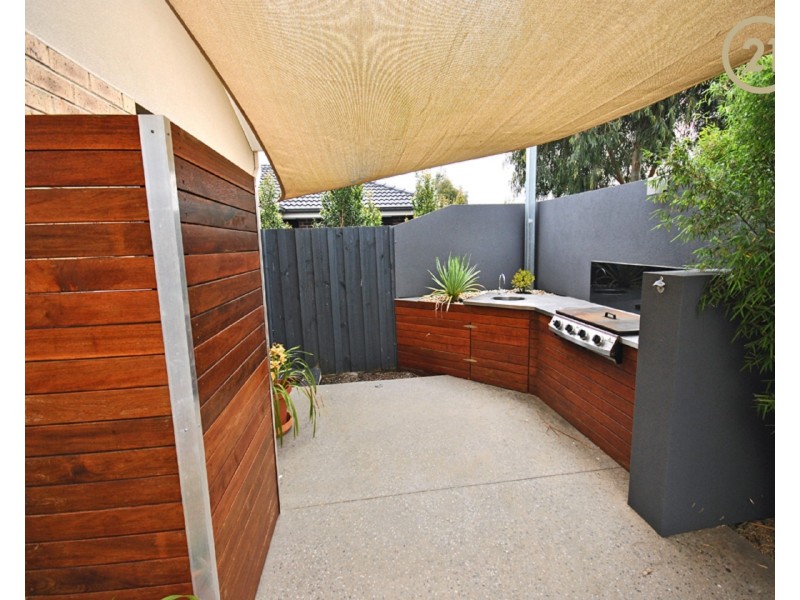 2/59 Fairholme Boulevard, Berwick VIC 3806