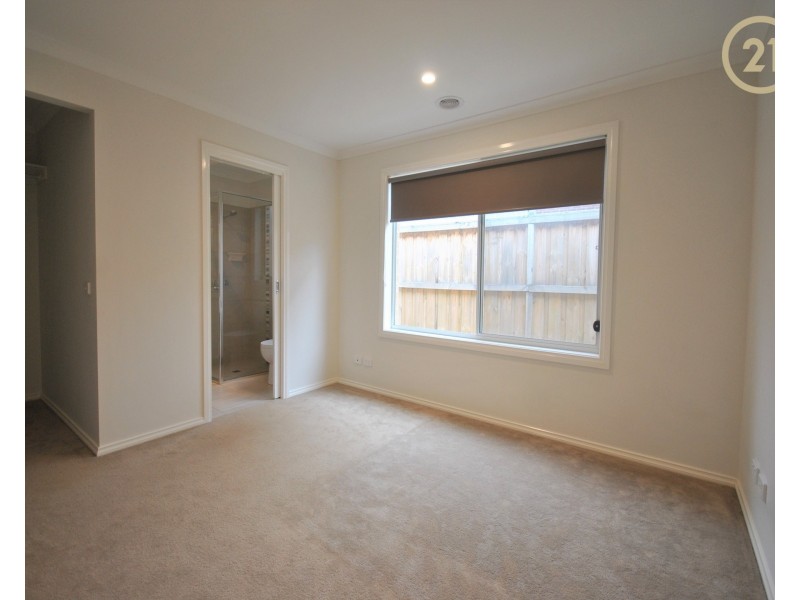 7 Hut Road, Clyde North VIC 3978