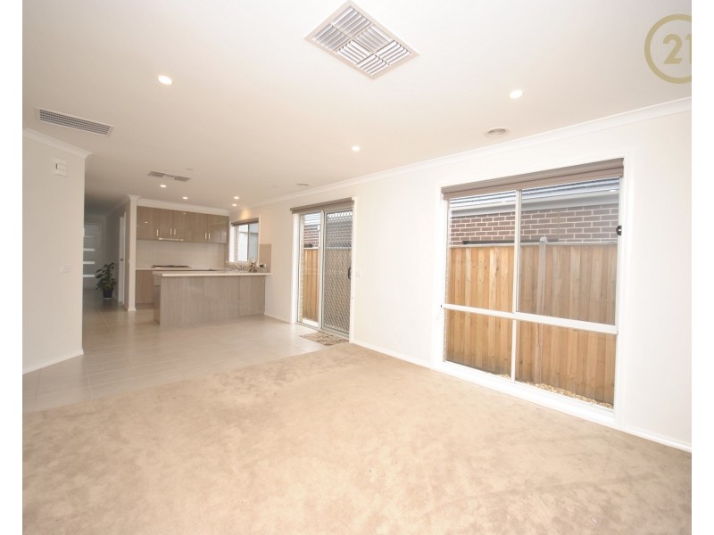 7 Hut Road, Clyde North VIC 3978