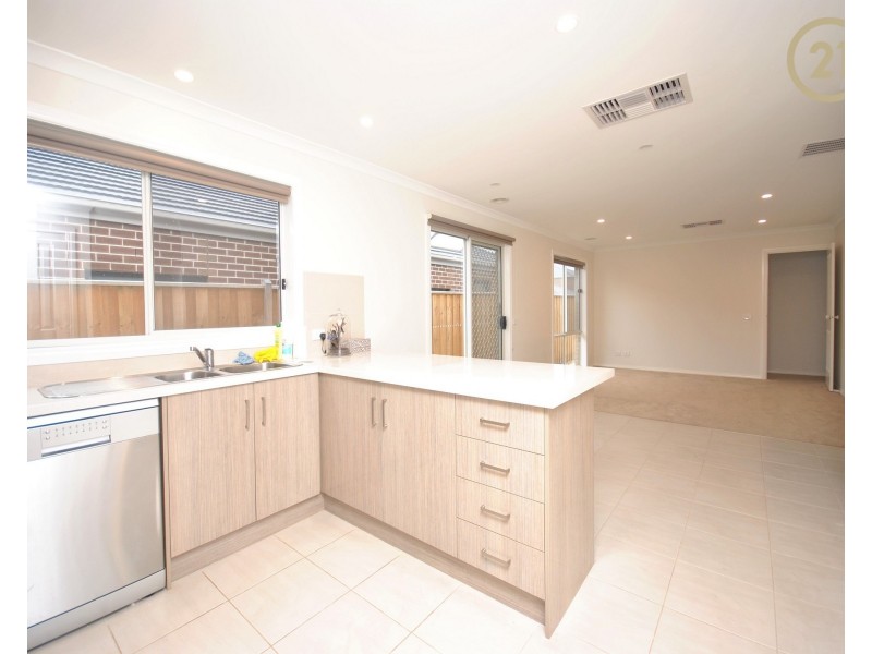 7 Hut Road, Clyde North VIC 3978