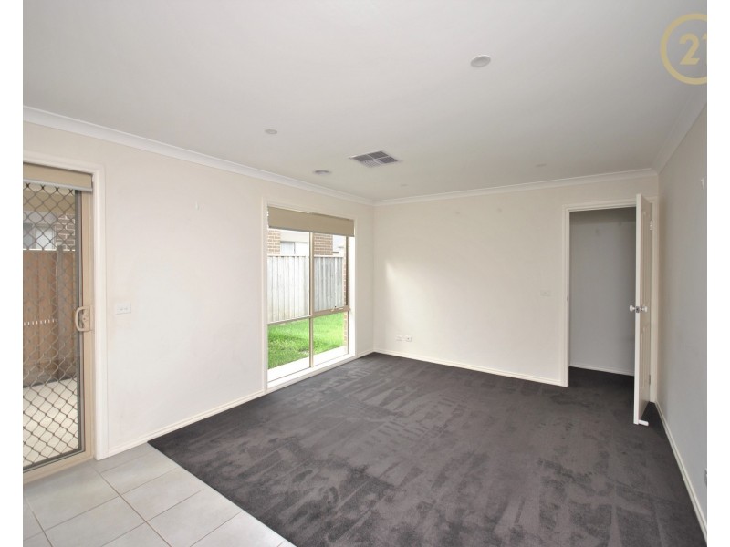 22 Naas Road, Clyde North VIC 3978