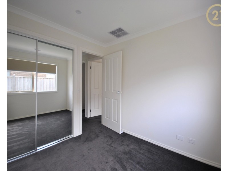 22 Naas Road, Clyde North VIC 3978