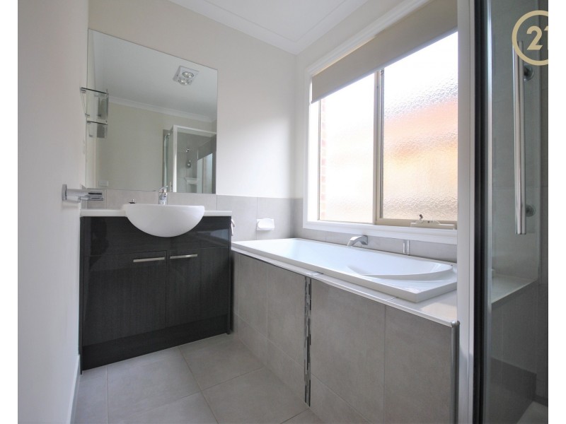 22 Naas Road, Clyde North VIC 3978