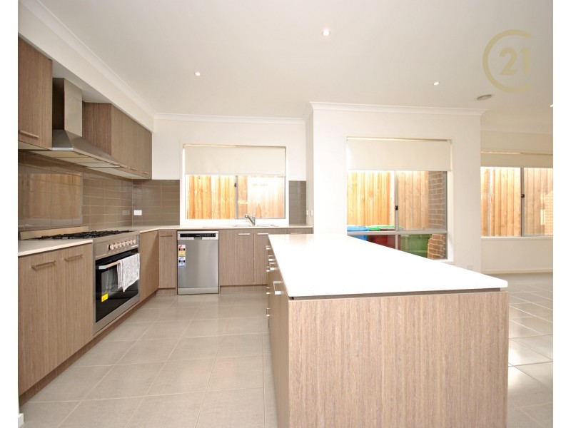 15 Wheelwright Street, Clyde North VIC 3978