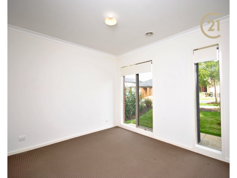 15 Wheelwright Street, Clyde North VIC 3978