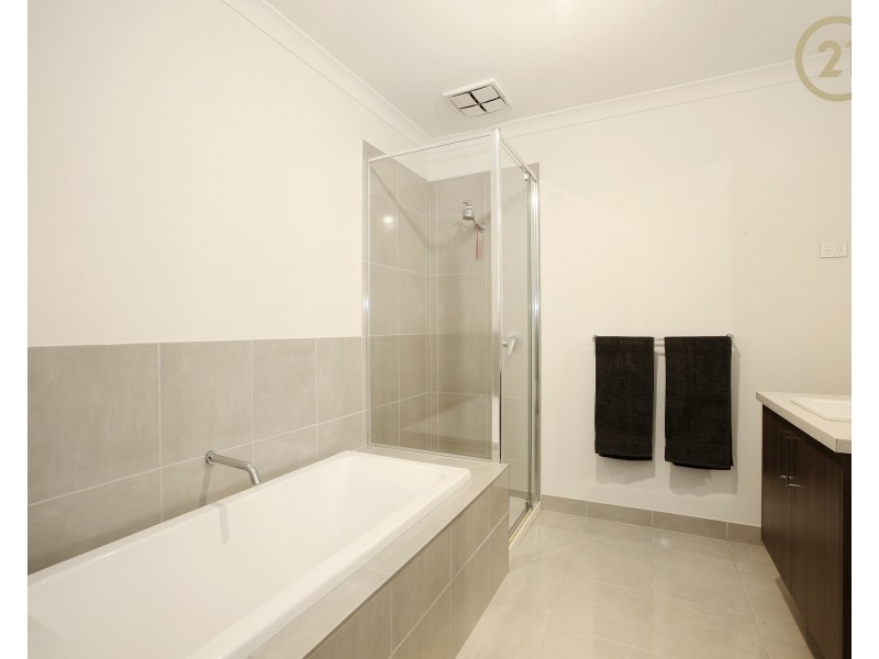 1 Westbourne Street, Clyde North VIC 3978