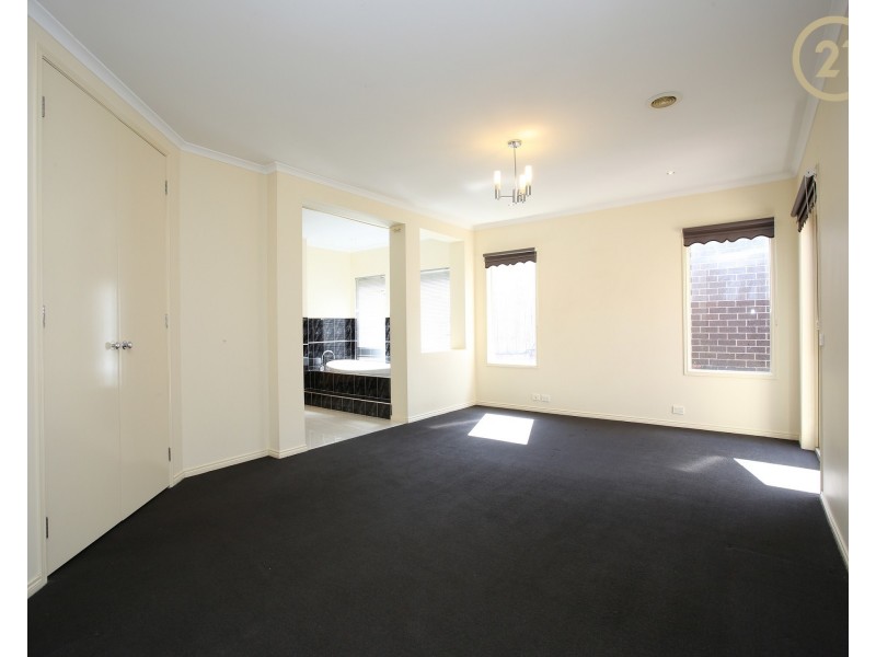 4 Mathoura Court, Berwick VIC 3806