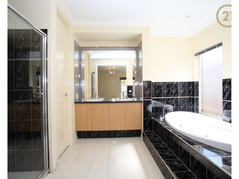 4 Mathoura Court, Berwick VIC 3806