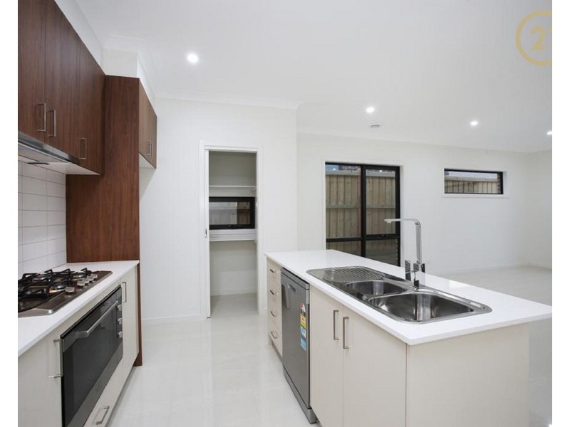 7 Barrier Parade, Clyde North VIC 3978