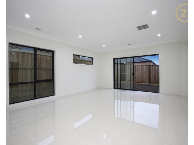 7 Barrier Parade, Clyde North VIC 3978