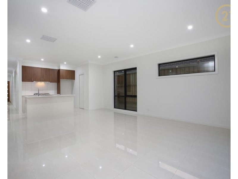 7 Barrier Parade, Clyde North VIC 3978