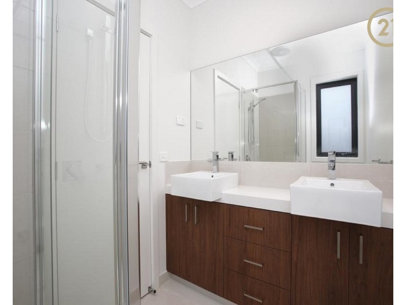 7 Barrier Parade, Clyde North VIC 3978