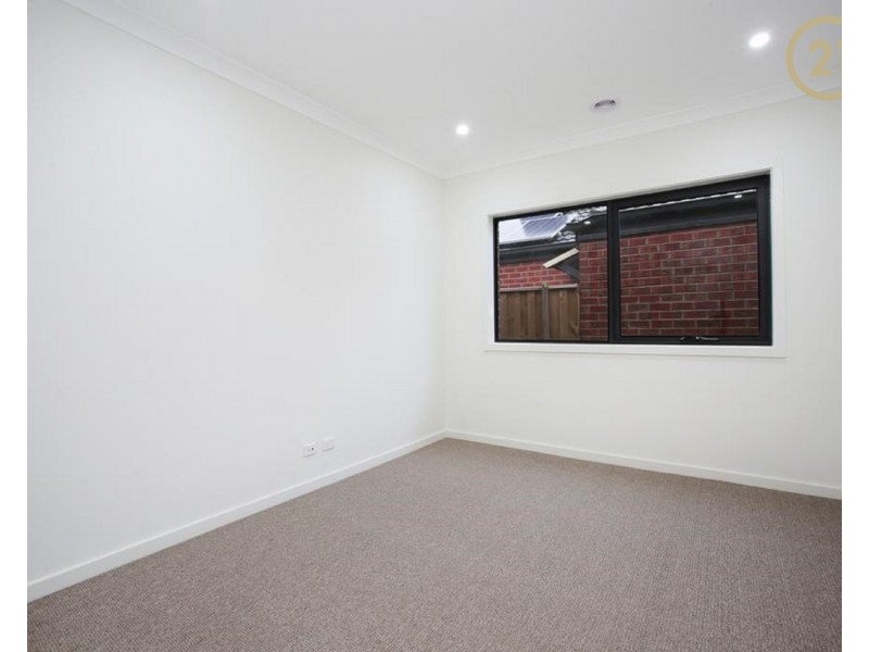 7 Barrier Parade, Clyde North VIC 3978