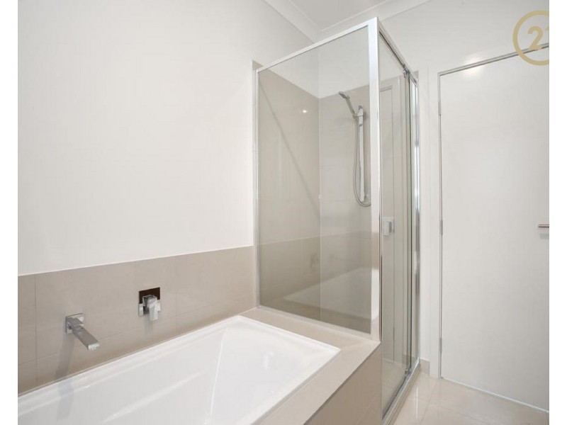 7 Barrier Parade, Clyde North VIC 3978