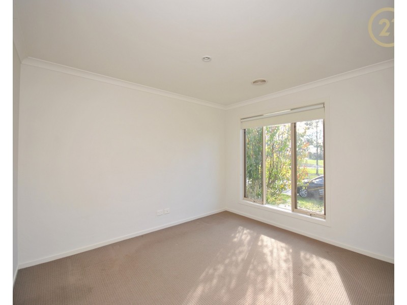 21 Brolin Terrace, Cranbourne North VIC 3977