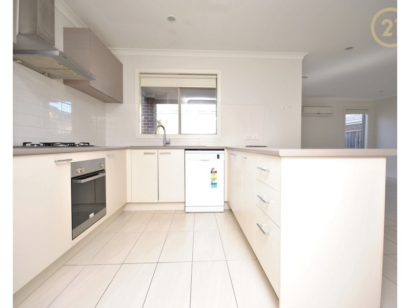 21 Brolin Terrace, Cranbourne North VIC 3977