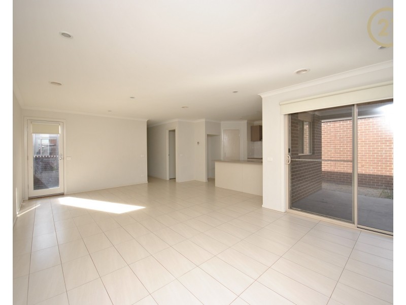 21 Brolin Terrace, Cranbourne North VIC 3977