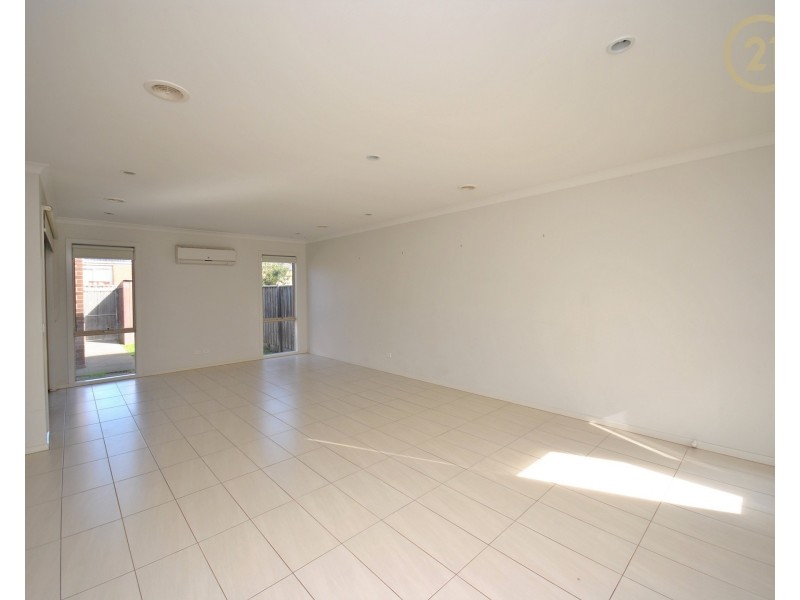 21 Brolin Terrace, Cranbourne North VIC 3977