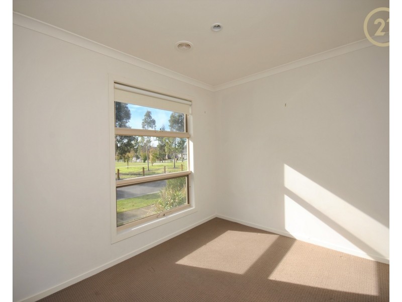 21 Brolin Terrace, Cranbourne North VIC 3977