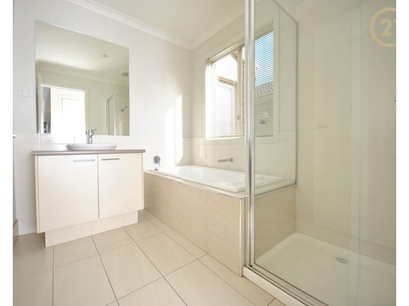 21 Brolin Terrace, Cranbourne North VIC 3977