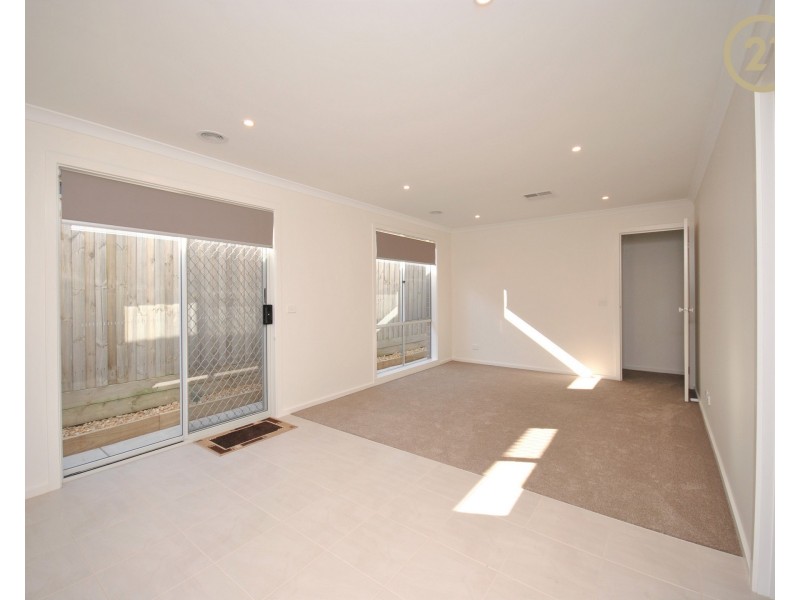 13 Anvil Way, Clyde North VIC 3978