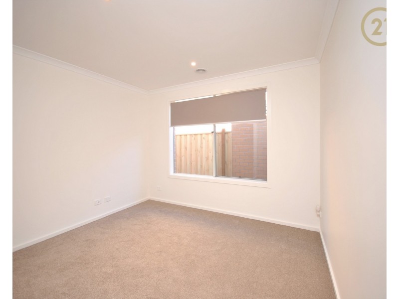 13 Anvil Way, Clyde North VIC 3978