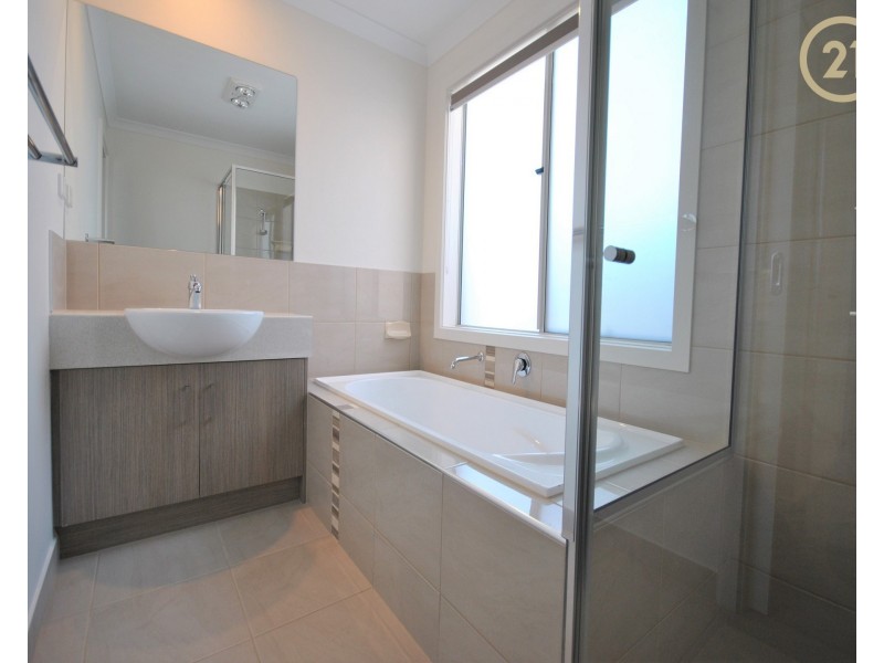 13 Anvil Way, Clyde North VIC 3978