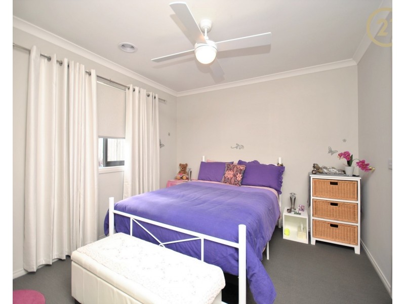 21 Bernadins Street, Clyde North VIC 3978