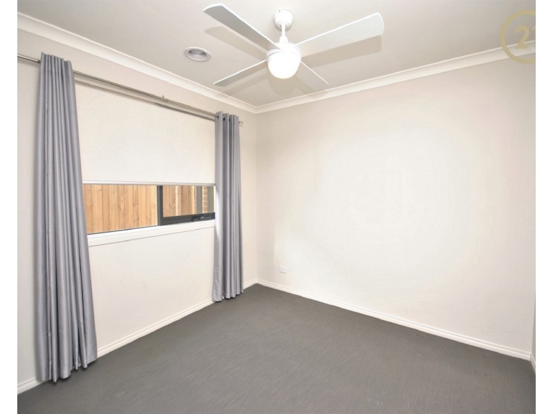 21 Bernadins Street, Clyde North VIC 3978