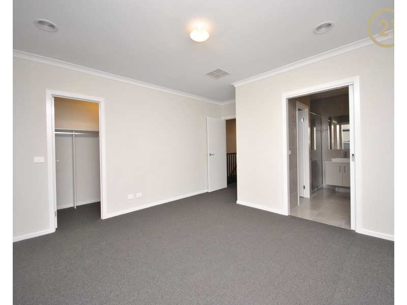 23 Pebblestone Circuit, Clyde North VIC 3978