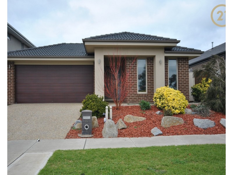 32 Wheelers Park Drive, Cranbourne North VIC 3977