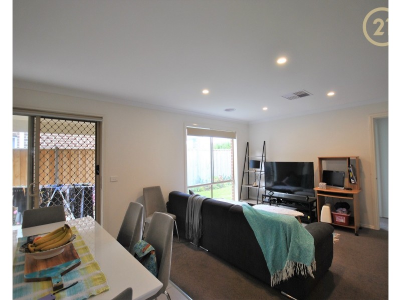 32 Wheelers Park Drive, Cranbourne North VIC 3977