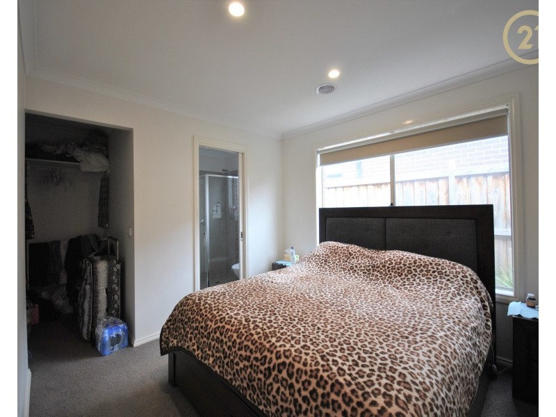 32 Wheelers Park Drive, Cranbourne North VIC 3977
