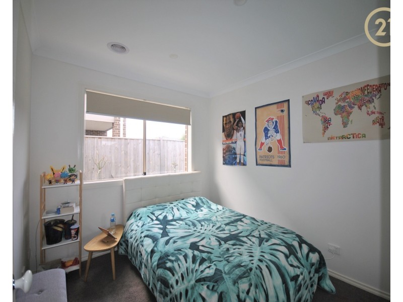 32 Wheelers Park Drive, Cranbourne North VIC 3977