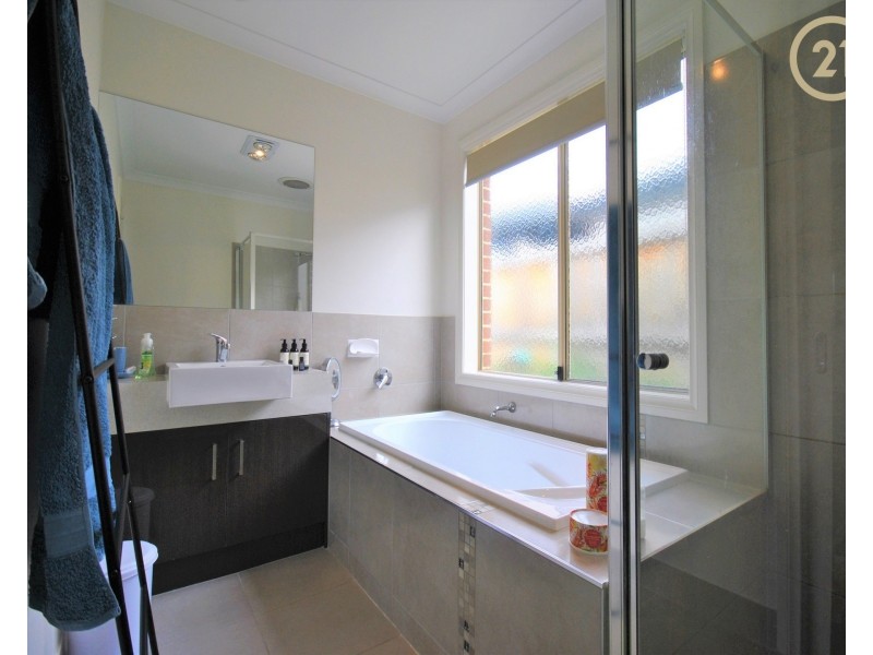 32 Wheelers Park Drive, Cranbourne North VIC 3977