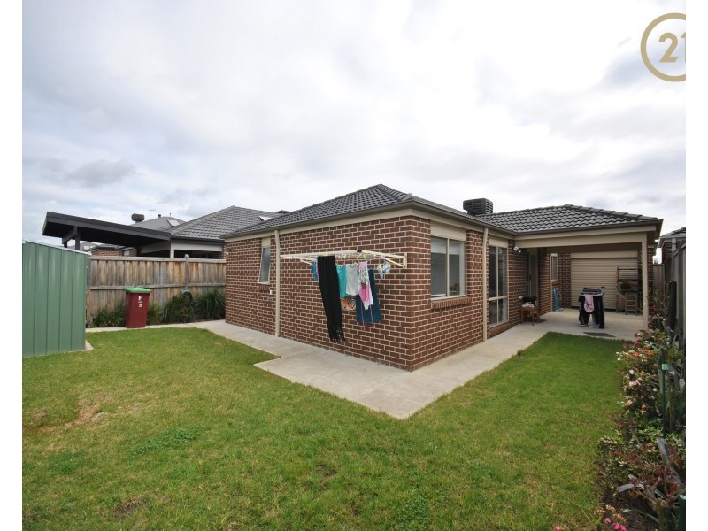 32 Wheelers Park Drive, Cranbourne North VIC 3977