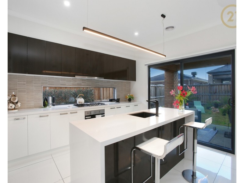 18 Everard Avenue, Clyde North VIC 3978