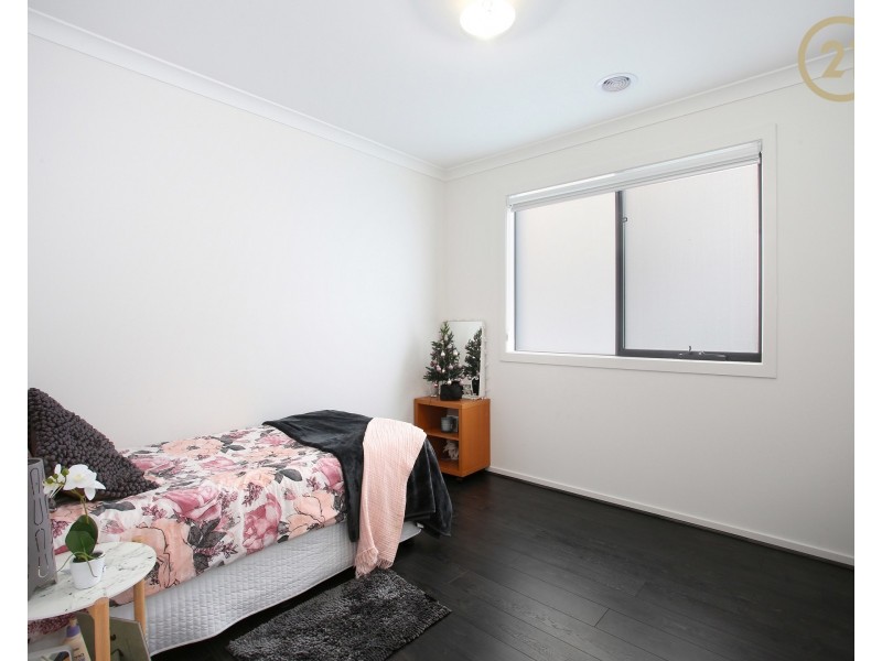 18 Everard Avenue, Clyde North VIC 3978