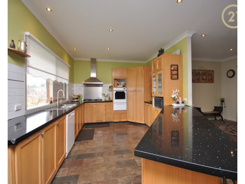 33 Balmain Drive, Berwick VIC 3806