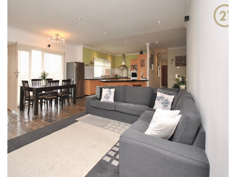 33 Balmain Drive, Berwick VIC 3806