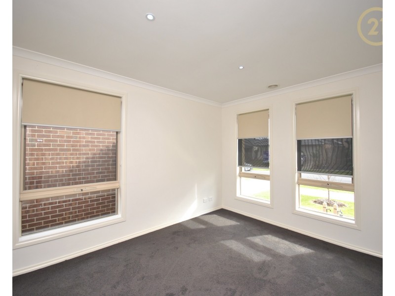 8 Saffron Avenue, Officer VIC 3809