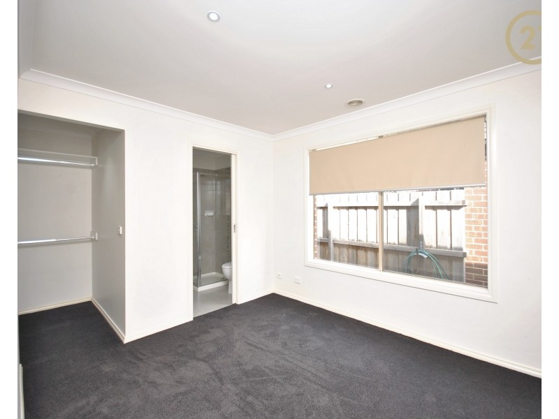 8 Saffron Avenue, Officer VIC 3809