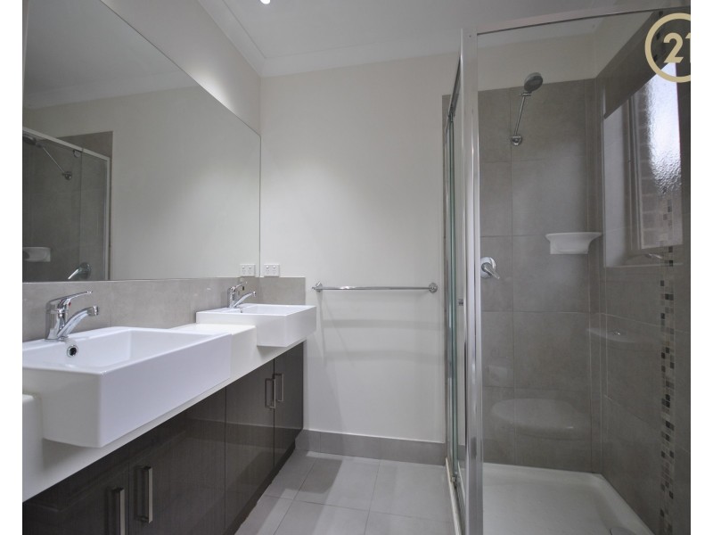 8 Saffron Avenue, Officer VIC 3809