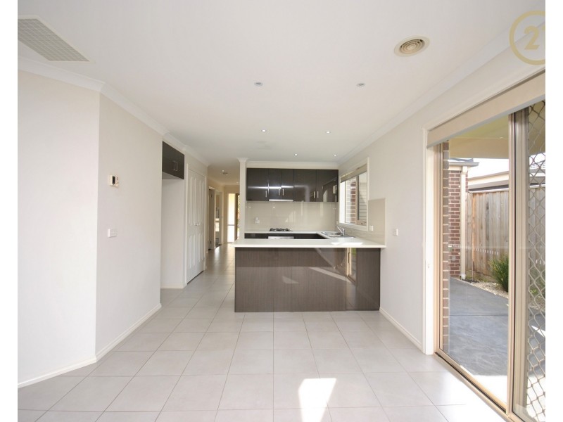 8 Saffron Avenue, Officer VIC 3809